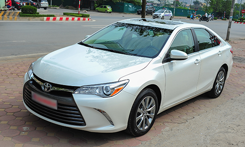 Toyota-Camry-XLE-2016-15